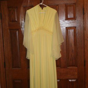 Vintage ILGWU Ladies Yellow Lightweight Dress Gown w/ Lace Embroidery, Size 14